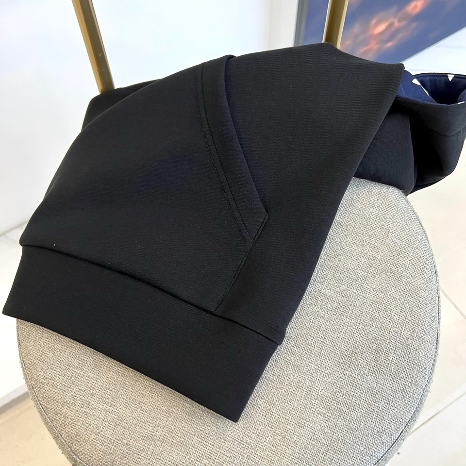 1v、25AW秋季新款复合空气棉连帽休闲套头卫衣，选用客供进口空气棉材质，以新型复合高水准纺织技术编织，