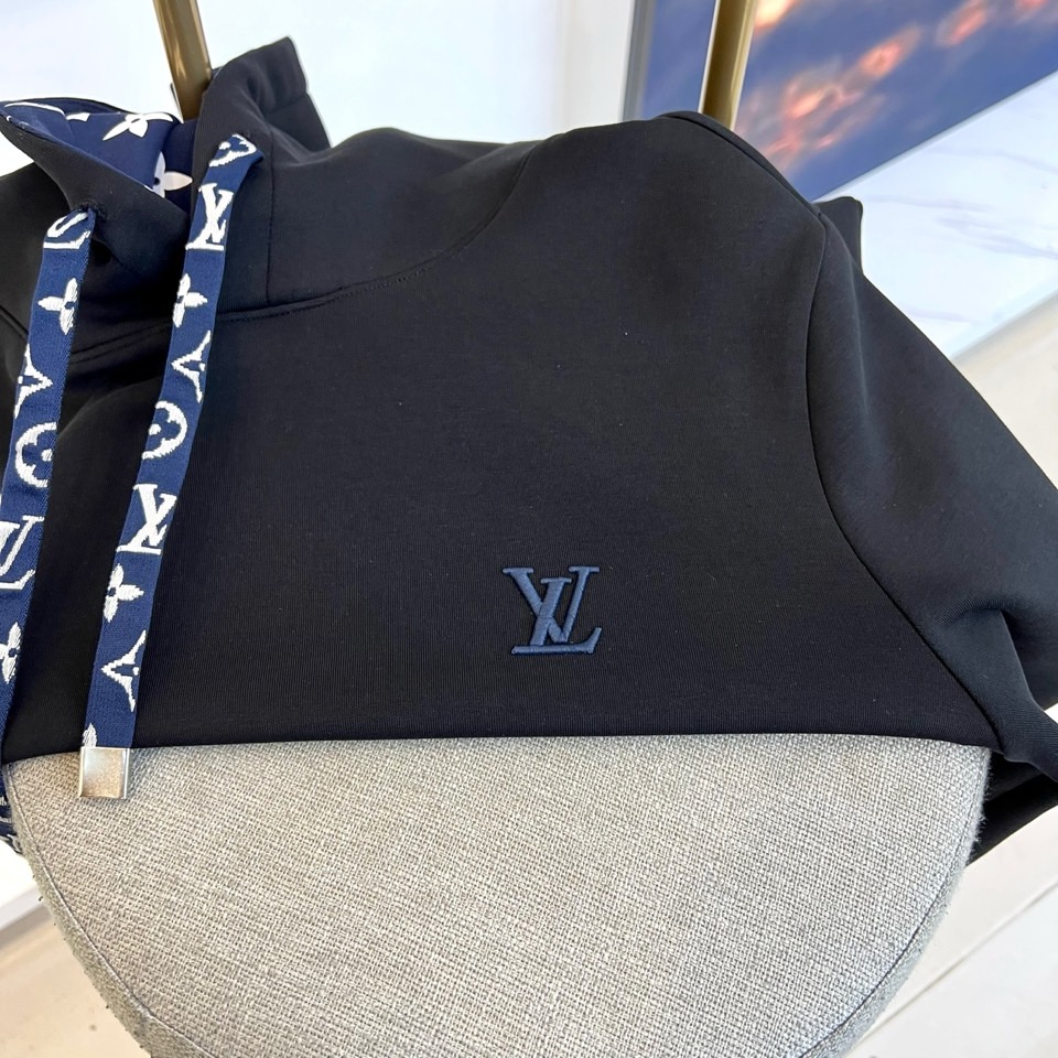 1v、25AW秋季新款复合空气棉连帽休闲套头卫衣，选用客供进口空气棉材质，以新型复合高水准纺织技术编织，