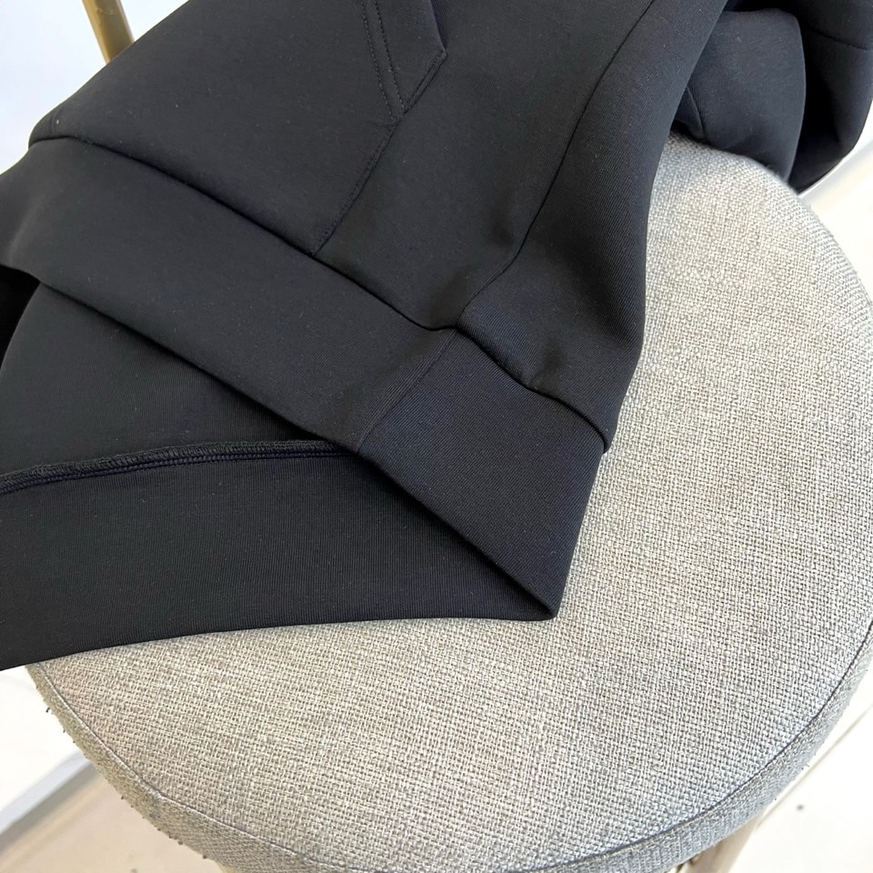 1v、25AW秋季新款复合空气棉连帽休闲套头卫衣，选用客供进口空气棉材质，以新型复合高水准纺织技术编织，