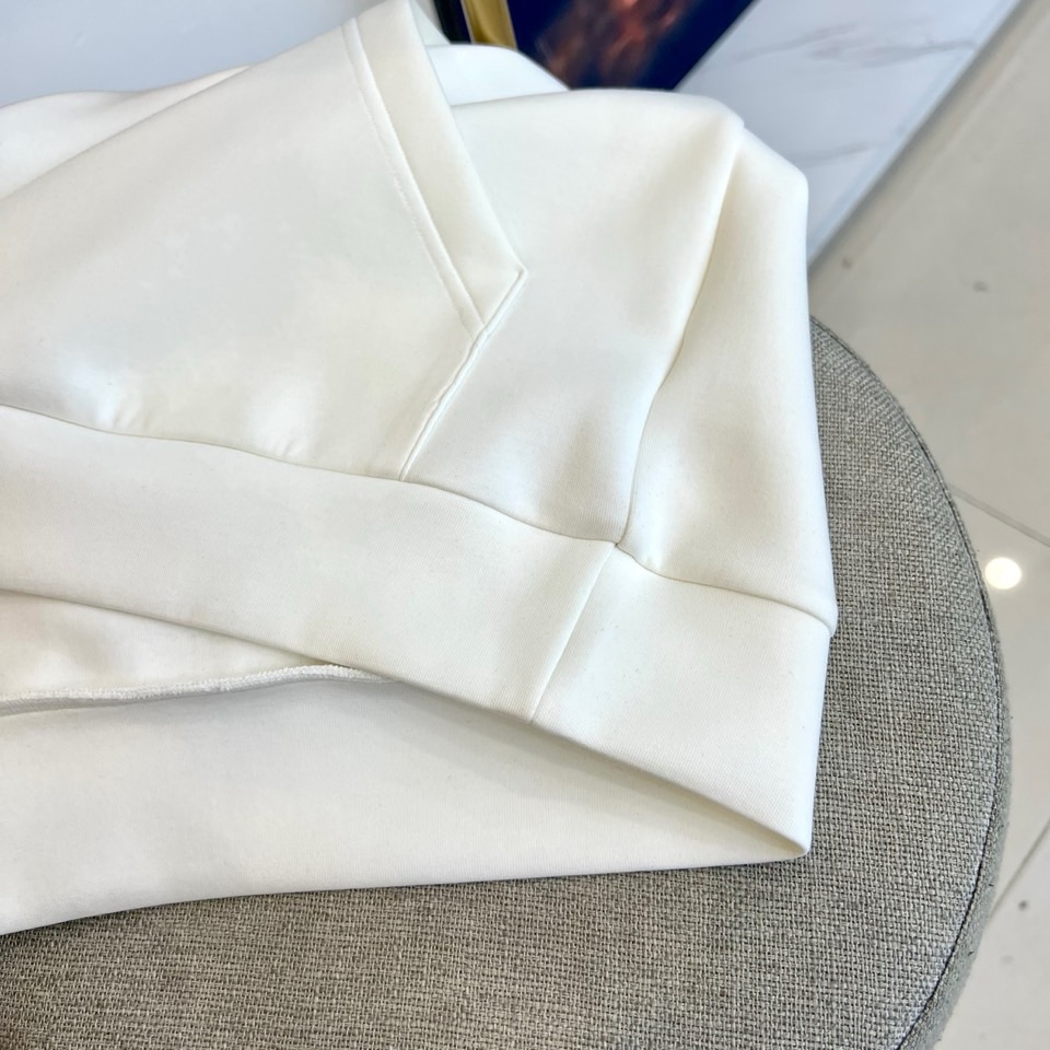 1v、25AW秋季新款复合空气棉连帽休闲套头卫衣，选用客供进口空气棉材质，以新型复合高水准纺织技术编织，