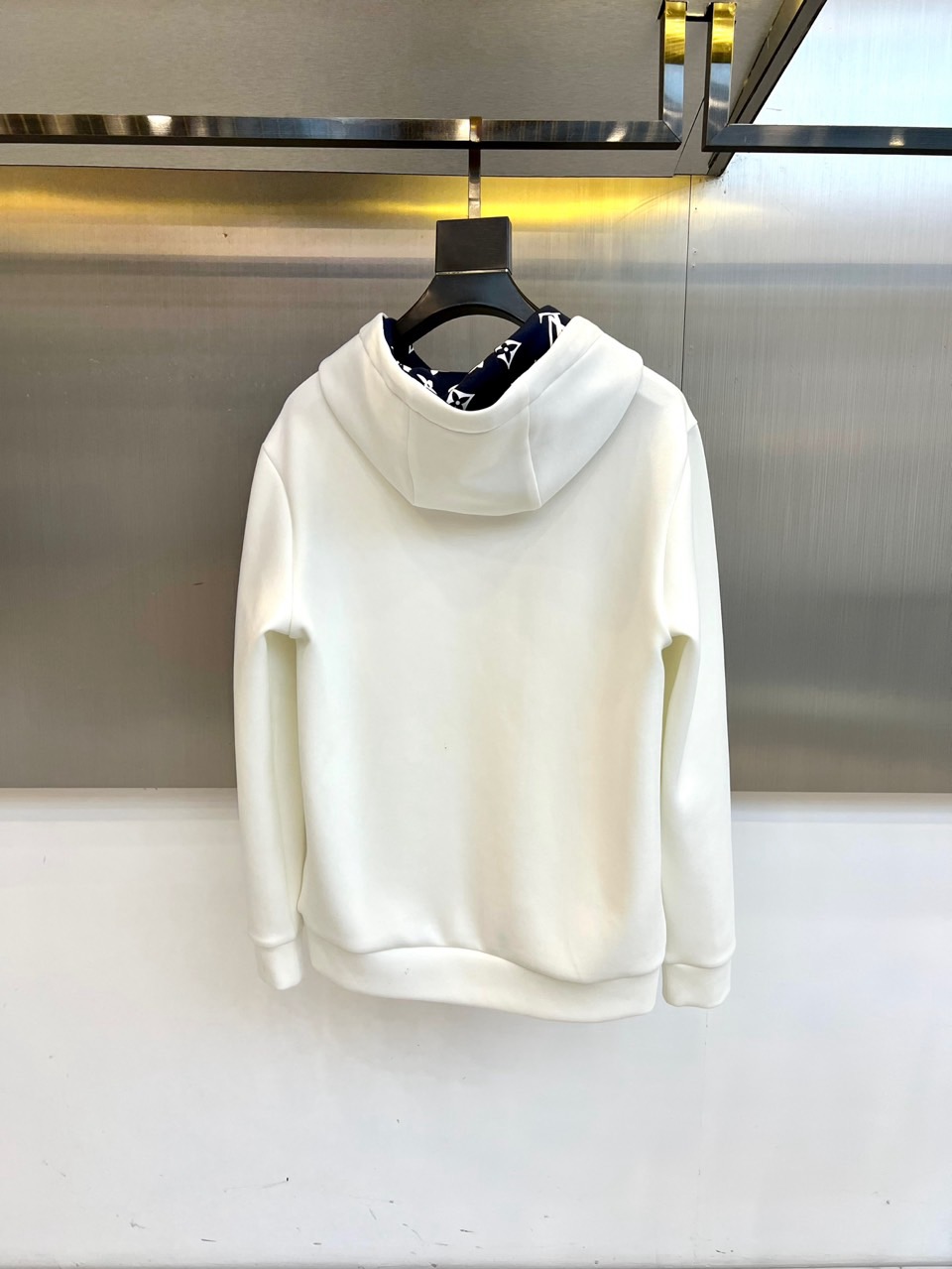 1v、25AW秋季新款复合空气棉连帽休闲套头卫衣，选用客供进口空气棉材质，以新型复合高水准纺织技术编织，