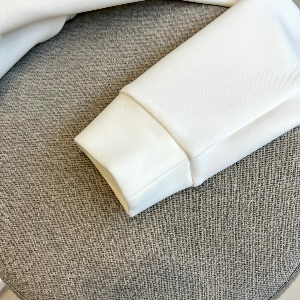 1v、25AW秋季新款复合空气棉连帽休闲套头卫衣，选用客供进口空气棉材质，以新型复合高水准纺织技术编织，