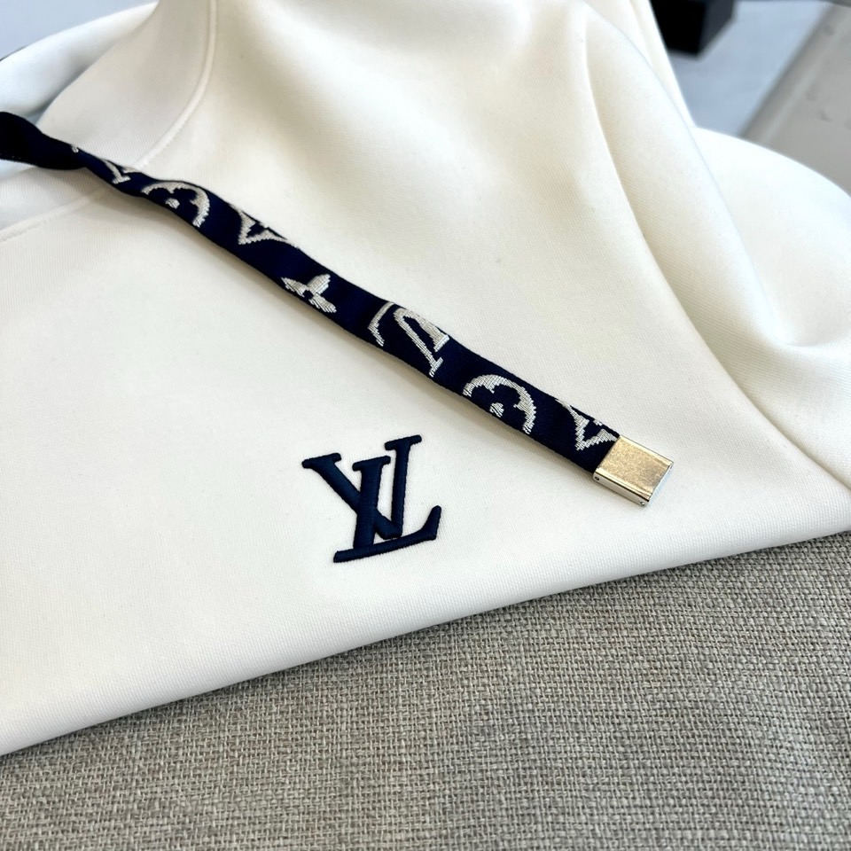 1v、25AW秋季新款复合空气棉连帽休闲套头卫衣，选用客供进口空气棉材质，以新型复合高水准纺织技术编织，