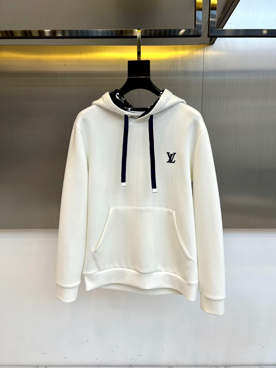 1v、25AW秋季新款复合空气棉连帽休闲套头卫衣，选用客供进口空气棉材质，以新型复合高水准纺织技术编织，