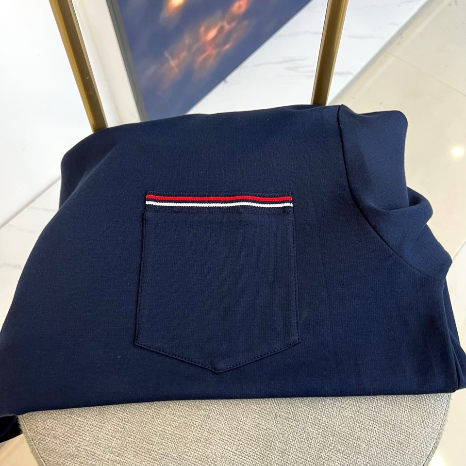 Thom browne 汤姆布朗、【高品质】25s秋冬男士 帽衫运动衫。▸ 经典红白黑条纹：左胸口袋边缘