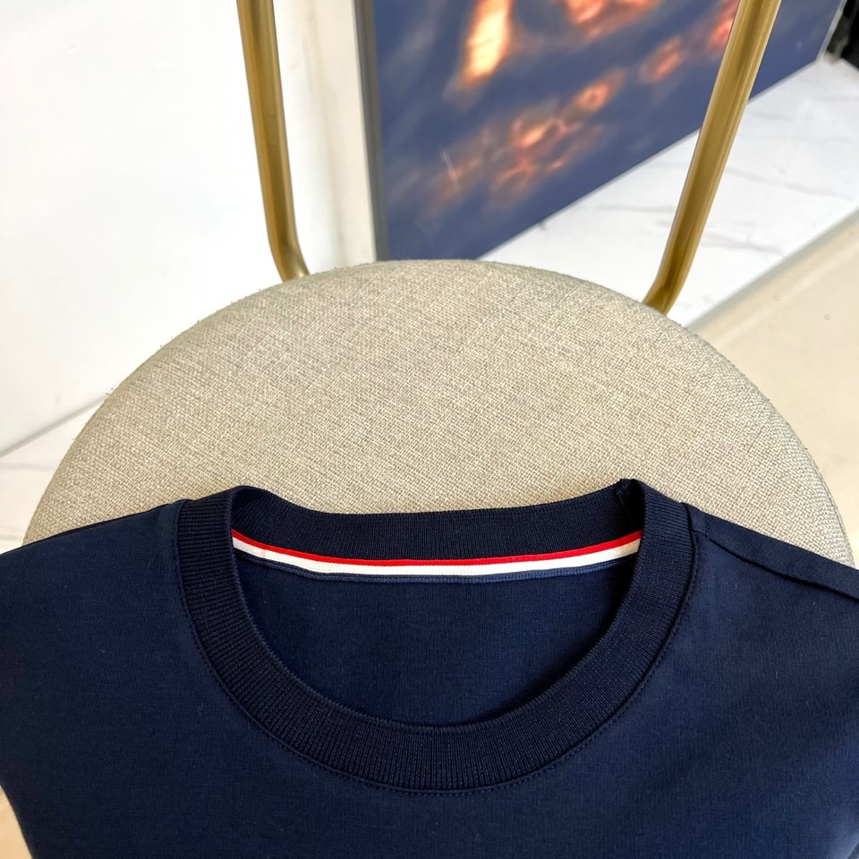 Thom browne 汤姆布朗、【高品质】25s秋冬男士 帽衫运动衫。▸ 经典红白黑条纹：左胸口袋边缘