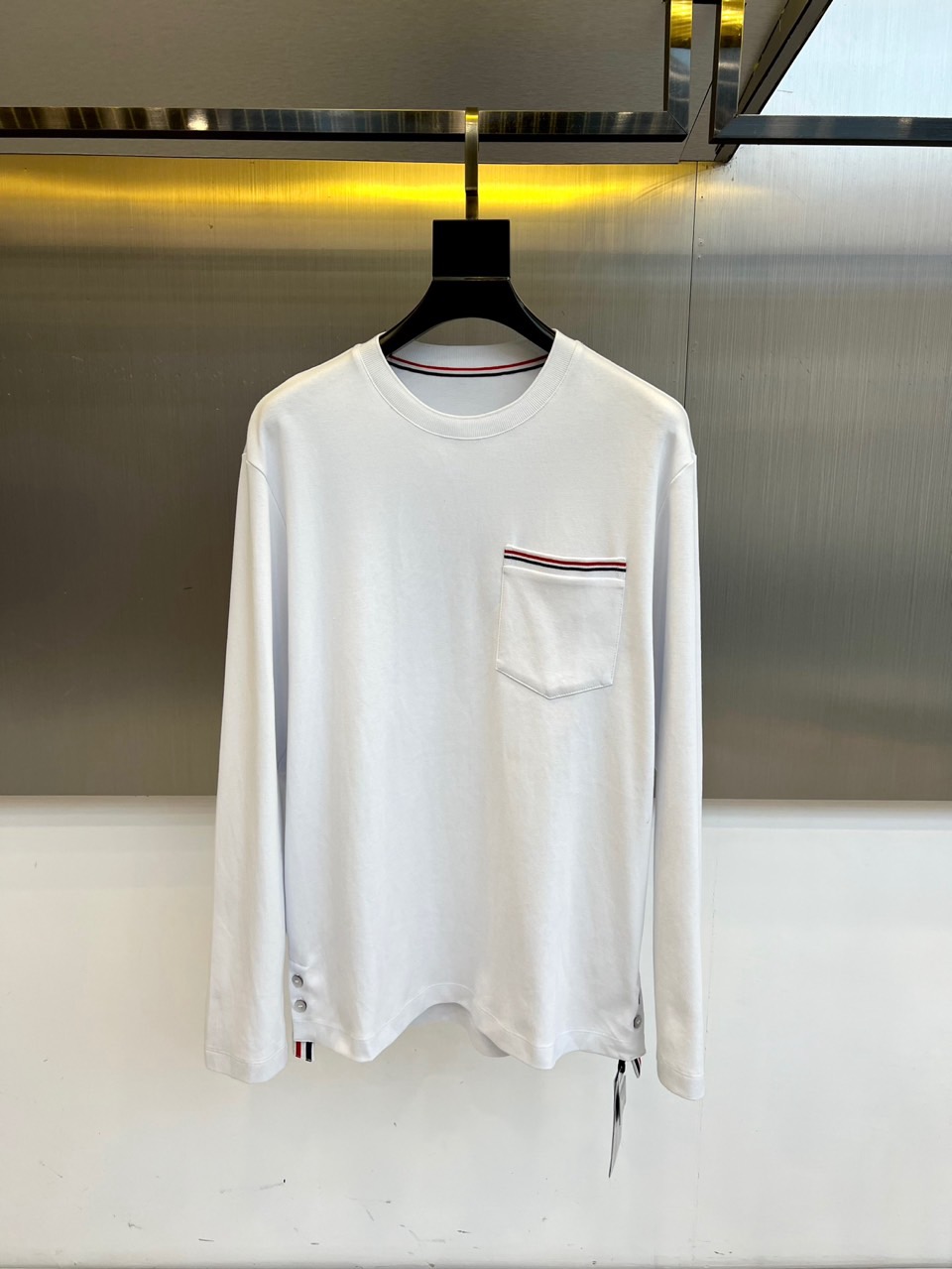 Thom browne 汤姆布朗、【高品质】25s秋冬男士 帽衫运动衫。▸ 经典红白黑条纹：左胸口袋边缘