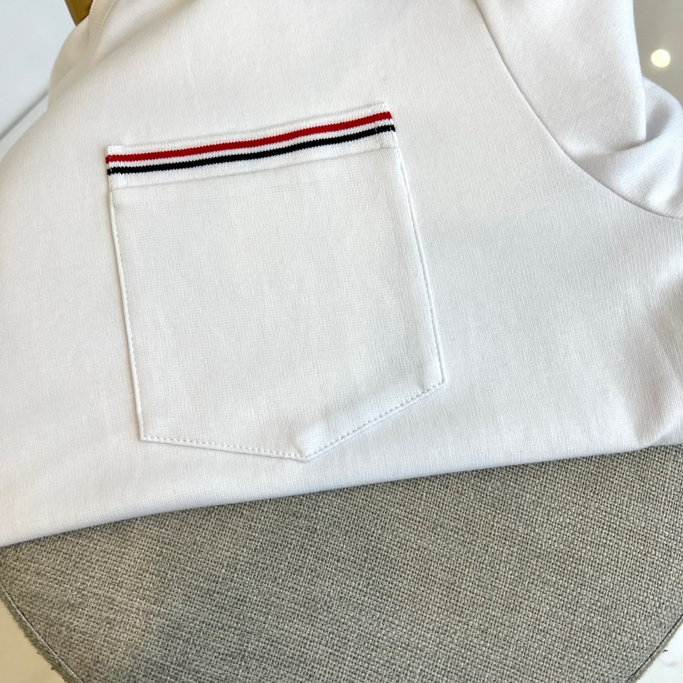 Thom browne 汤姆布朗、【高品质】25s秋冬男士 帽衫运动衫。▸ 经典红白黑条纹：左胸口袋边缘