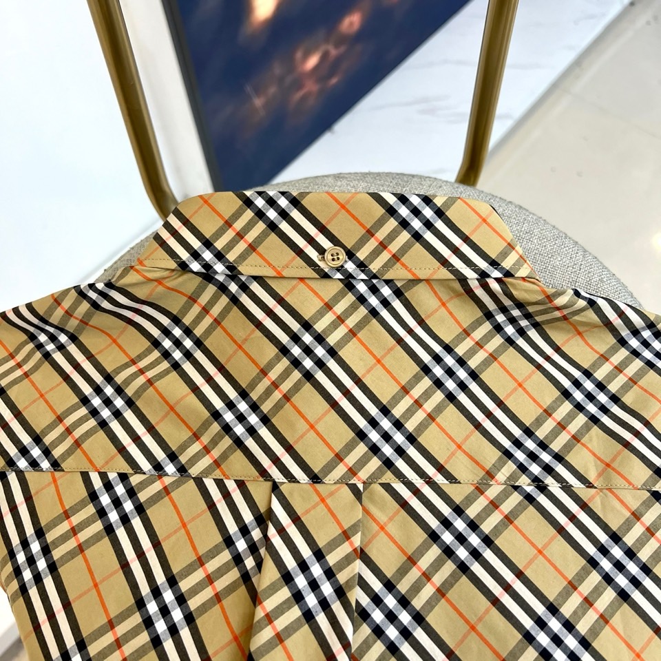 Bur巴宝莉、2025s秋冬新品经典格纹衬衫｜英伦风范 永恒格调▸ 标志性格纹：米黄底色交织黑/白/赭红