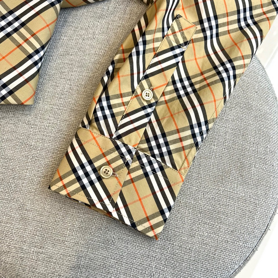 Bur巴宝莉、2025s秋冬新品经典格纹衬衫｜英伦风范 永恒格调▸ 标志性格纹：米黄底色交织黑/白/赭红