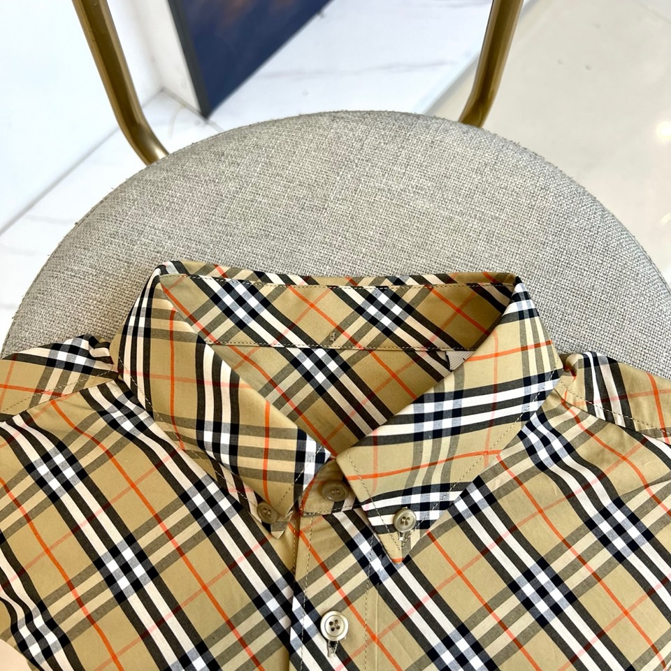 Bur巴宝莉、2025s秋冬新品经典格纹衬衫｜英伦风范 永恒格调▸ 标志性格纹：米黄底色交织黑/白/赭红