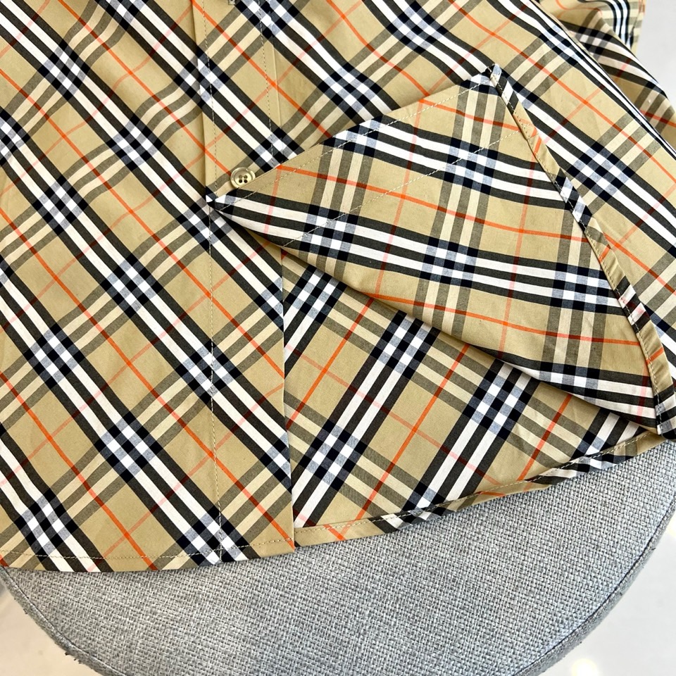Bur巴宝莉、2025s秋冬新品经典格纹衬衫｜英伦风范 永恒格调▸ 标志性格纹：米黄底色交织黑/白/赭红