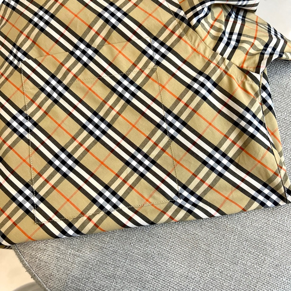 Bur巴宝莉、2025s秋冬新品经典格纹衬衫｜英伦风范 永恒格调▸ 标志性格纹：米黄底色交织黑/白/赭红
