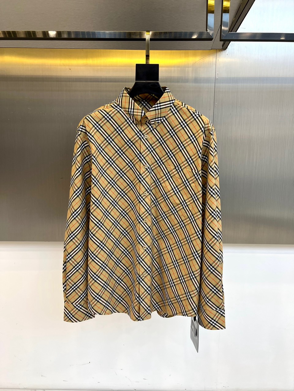 Bur巴宝莉、2025s秋冬新品经典格纹衬衫｜英伦风范 永恒格调▸ 标志性格纹：米黄底色交织黑/白/赭红
