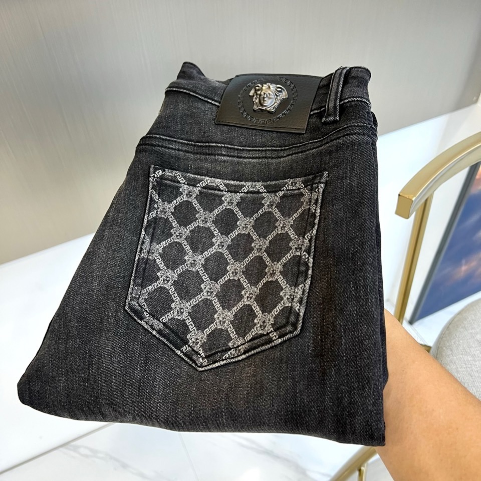 NO:526513,Versace and new men's five-pocket jeans for autumn and winter (on sale first) The fabric contains Leica Lecca fiber, which moves with you, is loyal to the original shape, incorporates elastic fiber, pure green and pollution-free cotton, which feels comfortable and slightly elastic, and has no sense of restraint on the upper body. The overall solid color is simple and simple, and there is only the same color embroidery logo on the back pocket, which has strong brand elements. Classic jeans with five-pocket styles. The thickness of the fabric is moderate, comfortable and breathable, with a three-dimensional tailoring and a slightly slim fit. It is easy to wear and versatile, and is compatible with various outfit types!  28-38 (no 37), versace, jeans, alexander wang19860909范思哲、秋冬新款男士五口袋牛仔裤,（抢先发售）面料含有莱卡莱卡纤维,随身而动,忠于原有衣形,融入弹力纤维,纯绿色无污染的棉花,手感舒适微微有弹力,上身没有束缚感,整体纯色简洁设计,只在后口袋处有同色系标志绣标,品牌元素极强.经典牛仔裤五口袋的款式 面料厚度是适中,舒适透气,立体剪裁整体略修身,基础好穿又百搭的一款牛仔裤装,兼容各种穿搭类型！28—38（无37）,,versace,jeans,alexander wang,Men's clothing