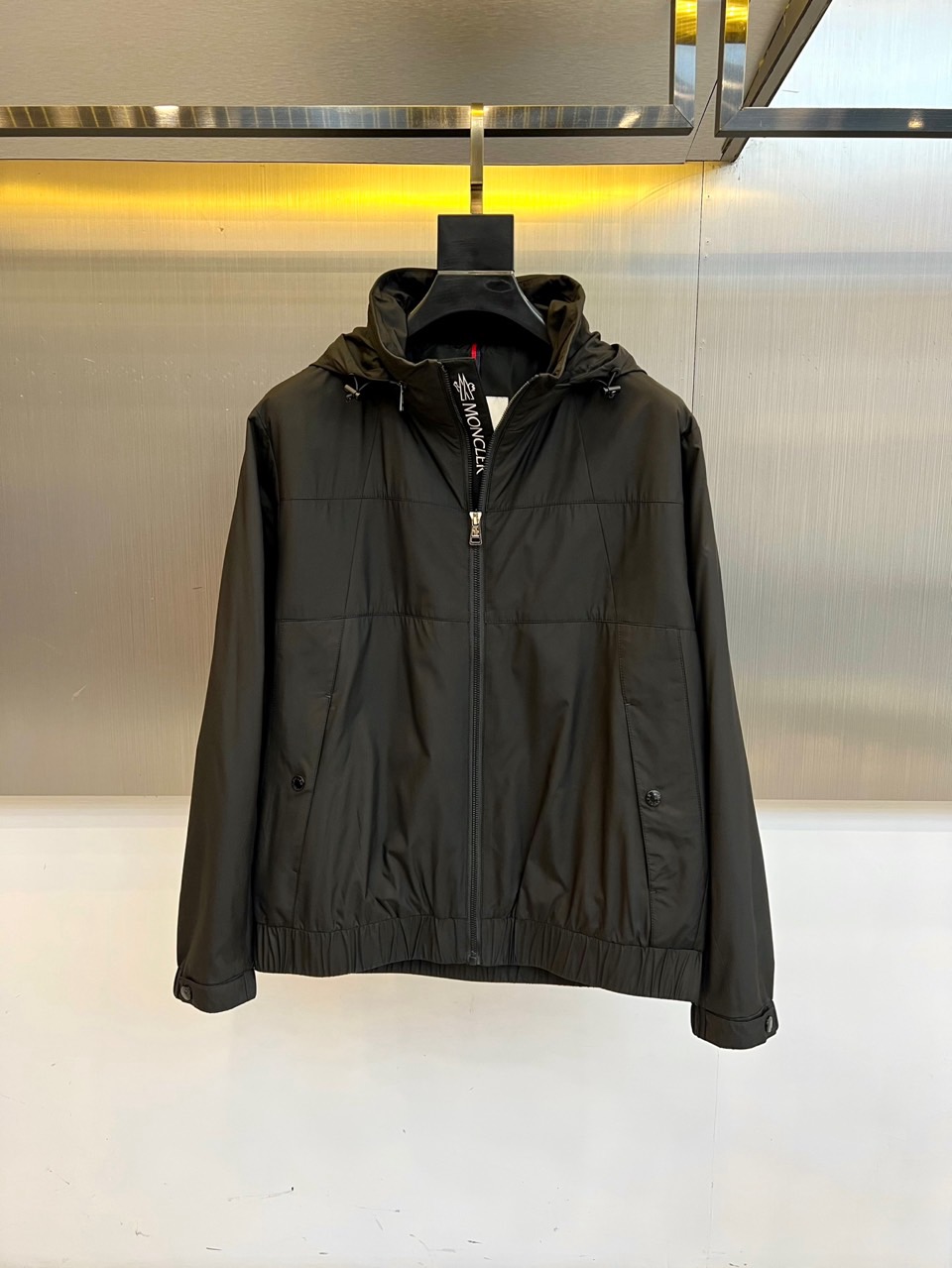 NO:539036,Mon hooded, 2025 autumn and winter new jacket jacket. This quilted hooded jacket defines your city exploration posture. Classic black quilted texture continues the Mengkou Snow Mountain equipment gene; three-dimensional tailoring is matched with elastic ribbed hem and cuffs, neatly and unremittingly. Left chest zipper pocket + double-sided button flip pocket, which combines safe storage and styling layering. The brim drawstring is adjustable to cope with changing weather. The lining collar mark shows the brand's bloodline, and the details witness the luxury craftsmanship. Paired with shirts and trousers, it is not less professional, windproof and light rainy, worry-free on weekend excursions, and layered sweatshirts or single wears them to show the texture of the street!  48-56 (model 173, 143 catties upper body 50 sizes), Moncler, hoodie, sweatshirts, jackets & coats, jackets & coats, shirts, hats, alexander wang19860909Mon蒙口、2025秋冬新品夹克外套.这件绗缝连帽夹克,定义你的城市探索姿态 经典黑色绗缝纹路,延续蒙口雪山装备基因；立体剪裁搭配弹性罗纹下摆与袖口,利落收束不拖沓.左胸拉链口袋+双侧纽扣翻盖口袋,兼具安全储物与造型层次感.帽檐抽绳可调节,应对多变天气.内衬领标彰显品牌血统,细节处见证奢华工艺.搭配衬衫西裤不减专业度,防风抗小雨,周末短途旅行无忧,叠穿卫衣或单穿皆显街头质感！48-56（模特173,143斤上身50码）,,Moncler,hoodie,sweatshirts,jackets & coats,jackets & coats,shirts,hats,alexander wang,Men's clothing