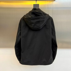 杰尼亚、2025新品发售连帽夹克,以轻盈科技面料构筑防风屏障,左袖经典黑色品牌标识低调宣告基因,连帽设计 杰尼亚、2025新品发售连帽夹克,以轻盈科技面料构筑防风屏障,左袖经典黑色品牌标识低调宣告基因,连帽设计