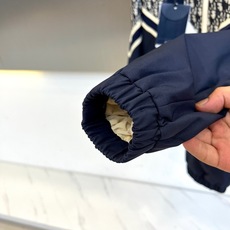 Dio迪奥、2025秋冬新品提花夹棉夹克,以经典Oblique图腾点亮冬日风格,深蓝如夜幕覆身,银河般的 Dio迪奥、2025秋冬新品提花夹棉夹克,以经典Oblique图腾点亮冬日风格,深蓝如夜幕覆身,银河般的