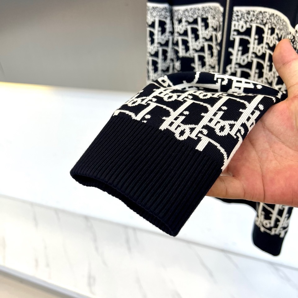 DIOR迪奥、 夹棉连帽夹克，以Oblique老花续写冬日，经典Oblique纹样跃入冬夜——DIOR以