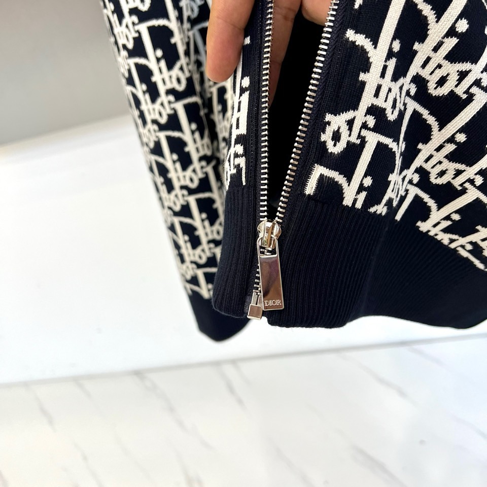 DIOR迪奥、 夹棉连帽夹克，以Oblique老花续写冬日，经典Oblique纹样跃入冬夜——DIOR以