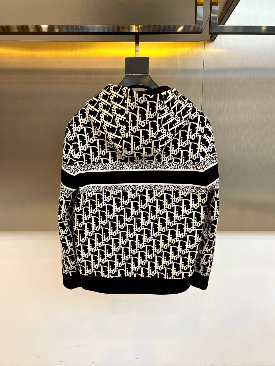 DIOR迪奥、 夹棉连帽夹克，以Oblique老花续写冬日，经典Oblique纹样跃入冬夜——DIOR以