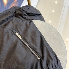 GUCCI 古驰、25s秋冬新品双G暗纹连帽夹克,GU标志性双G暗纹于面料之上隐秘流动,诉说历久弥新的品 GUCCI 古驰、25s秋冬新品双G暗纹连帽夹克,GU标志性双G暗纹于面料之上隐秘流动,诉说历久弥新的品