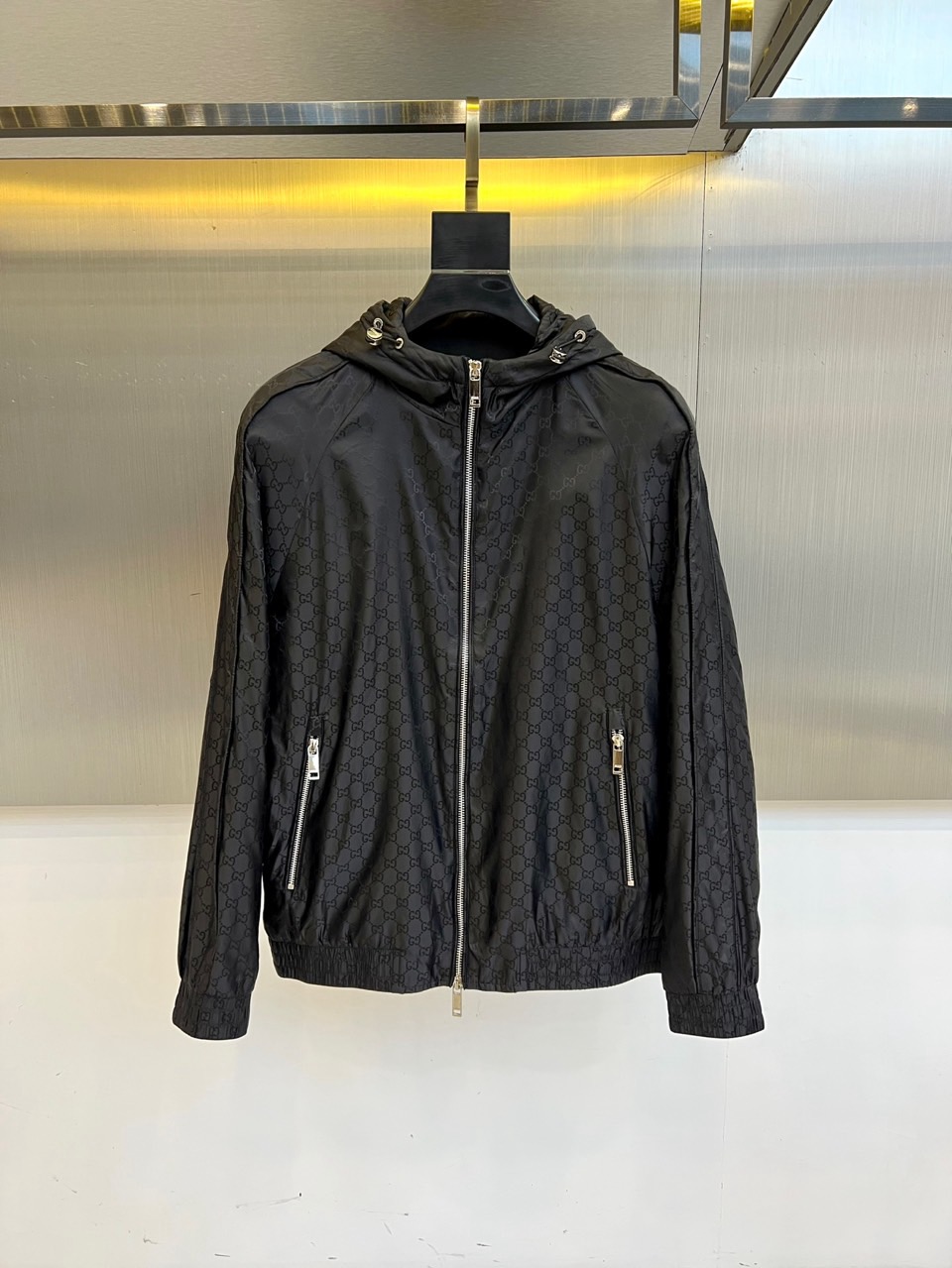 GUCCI 古驰、25s秋冬新品双G暗纹连帽夹克，GU标志性双G暗纹于面料之上隐秘流动，诉说历久弥新的品