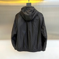 GUCCI 古驰、25s秋冬新品双G暗纹连帽夹克,GU标志性双G暗纹于面料之上隐秘流动,诉说历久弥新的品 GUCCI 古驰、25s秋冬新品双G暗纹连帽夹克,GU标志性双G暗纹于面料之上隐秘流动,诉说历久弥新的品