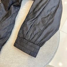 GUCCI 古驰、25s秋冬新品双G暗纹连帽夹克,GU标志性双G暗纹于面料之上隐秘流动,诉说历久弥新的品 GUCCI 古驰、25s秋冬新品双G暗纹连帽夹克,GU标志性双G暗纹于面料之上隐秘流动,诉说历久弥新的品