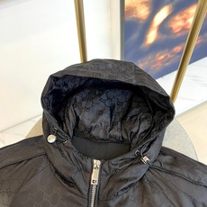 GUCCI 古驰、25s秋冬新品双G暗纹连帽夹克,GU标志性双G暗纹于面料之上隐秘流动,诉说历久弥新的品 GUCCI 古驰、25s秋冬新品双G暗纹连帽夹克,GU标志性双G暗纹于面料之上隐秘流动,诉说历久弥新的品