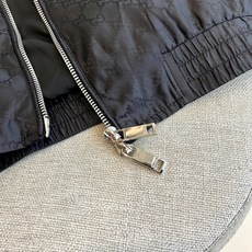 GUCCI 古驰、25s秋冬新品双G暗纹连帽夹克,GU标志性双G暗纹于面料之上隐秘流动,诉说历久弥新的品 GUCCI 古驰、25s秋冬新品双G暗纹连帽夹克,GU标志性双G暗纹于面料之上隐秘流动,诉说历久弥新的品