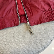 GUCCI 古驰、25s秋冬新品双G暗纹连帽夹克,GU标志性双G暗纹于面料之上隐秘流动,诉说历久弥新的品 GUCCI 古驰、25s秋冬新品双G暗纹连帽夹克,GU标志性双G暗纹于面料之上隐秘流动,诉说历久弥新的品