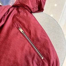 GUCCI 古驰、25s秋冬新品双G暗纹连帽夹克,GU标志性双G暗纹于面料之上隐秘流动,诉说历久弥新的品 GUCCI 古驰、25s秋冬新品双G暗纹连帽夹克,GU标志性双G暗纹于面料之上隐秘流动,诉说历久弥新的品