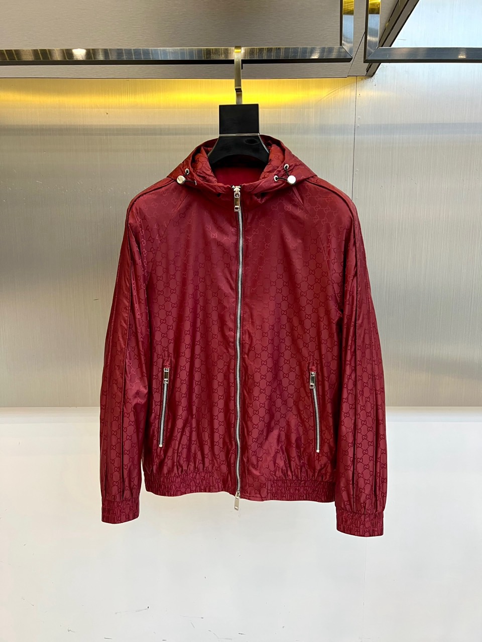 GUCCI 古驰、25s秋冬新品双G暗纹连帽夹克，GU标志性双G暗纹于面料之上隐秘流动，诉说历久弥新的品