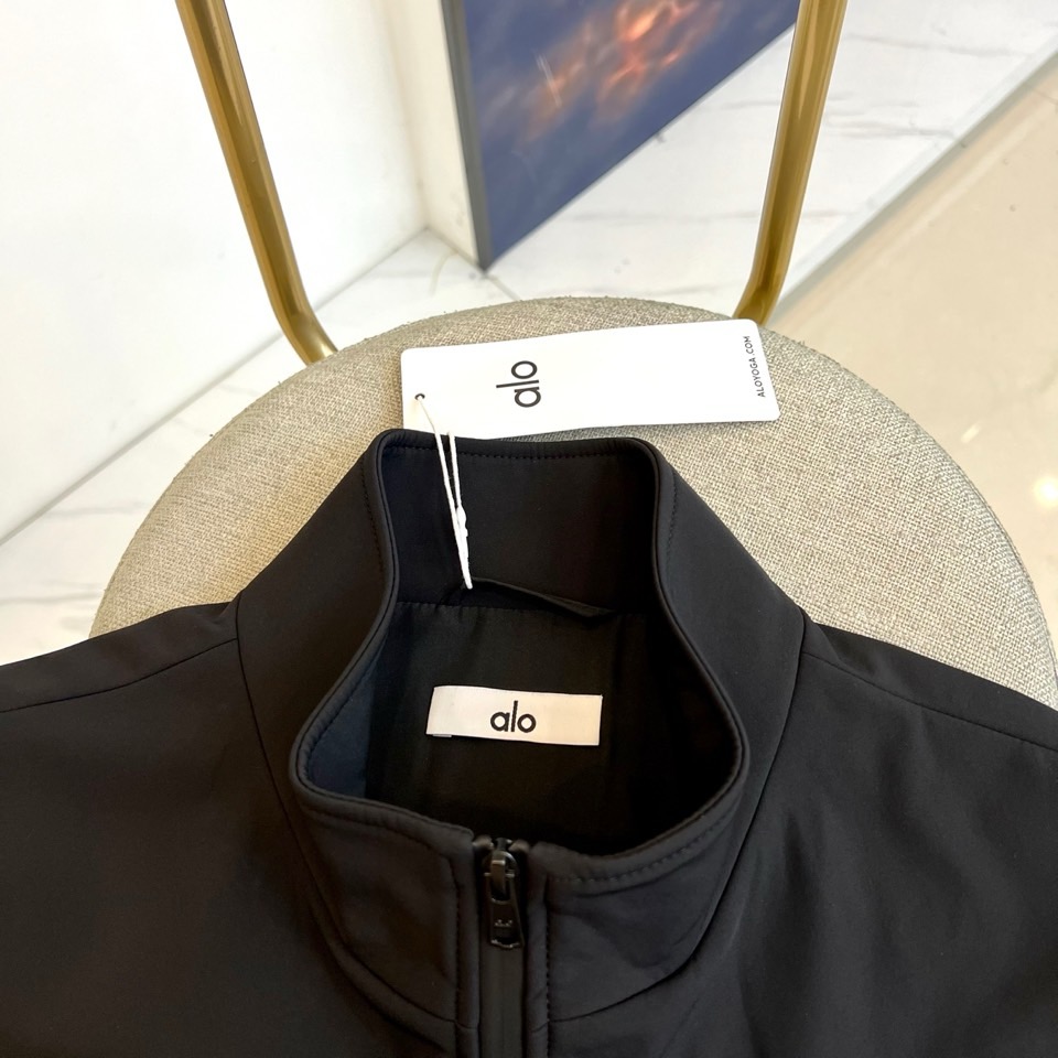 ALO 2025秋冬新品无袖机能马甲。• 立体剪裁无袖设计：解放双臂活动空间，立领结构搭配贯穿式拉链，塑