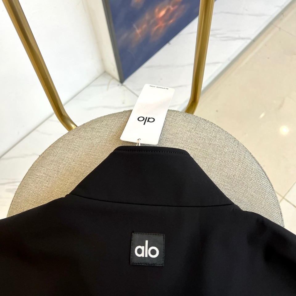 ALO 2025秋冬新品无袖机能马甲。• 立体剪裁无袖设计：解放双臂活动空间，立领结构搭配贯穿式拉链，塑