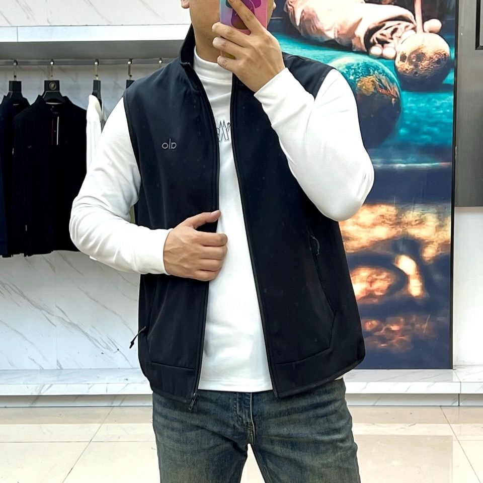 ALO 2025秋冬新品无袖机能马甲。• 立体剪裁无袖设计：解放双臂活动空间，立领结构搭配贯穿式拉链，塑