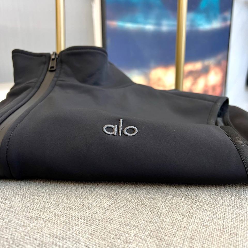 ALO 2025秋冬新品无袖机能马甲。• 立体剪裁无袖设计：解放双臂活动空间，立领结构搭配贯穿式拉链，塑