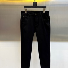 Fend芬迪、2025秋冬FD小怪兽眼眸男士牛仔裤装,FENDI 2025秋冬以标志性小怪兽眼眸点亮黑色 Fend芬迪、2025秋冬FD小怪兽眼眸男士牛仔裤装,FENDI 2025秋冬以标志性小怪兽眼眸点亮黑色