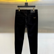 Fend芬迪、2025秋冬FD小怪兽眼眸男士牛仔裤装,FENDI 2025秋冬以标志性小怪兽眼眸点亮黑色 Fend芬迪、2025秋冬FD小怪兽眼眸男士牛仔裤装,FENDI 2025秋冬以标志性小怪兽眼眸点亮黑色