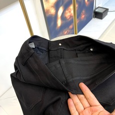 Fend芬迪、2025秋冬FD小怪兽眼眸男士牛仔裤装,FENDI 2025秋冬以标志性小怪兽眼眸点亮黑色 Fend芬迪、2025秋冬FD小怪兽眼眸男士牛仔裤装,FENDI 2025秋冬以标志性小怪兽眼眸点亮黑色