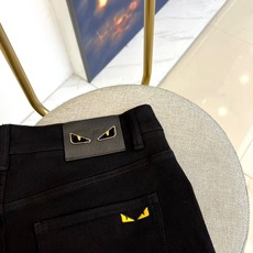 Fend芬迪、2025秋冬FD小怪兽眼眸男士牛仔裤装,FENDI 2025秋冬以标志性小怪兽眼眸点亮黑色 Fend芬迪、2025秋冬FD小怪兽眼眸男士牛仔裤装,FENDI 2025秋冬以标志性小怪兽眼眸点亮黑色