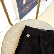 Fend芬迪、2025秋冬FD小怪兽眼眸男士牛仔裤装,FENDI 2025秋冬以标志性小怪兽眼眸点亮黑色 Fend芬迪、2025秋冬FD小怪兽眼眸男士牛仔裤装,FENDI 2025秋冬以标志性小怪兽眼眸点亮黑色