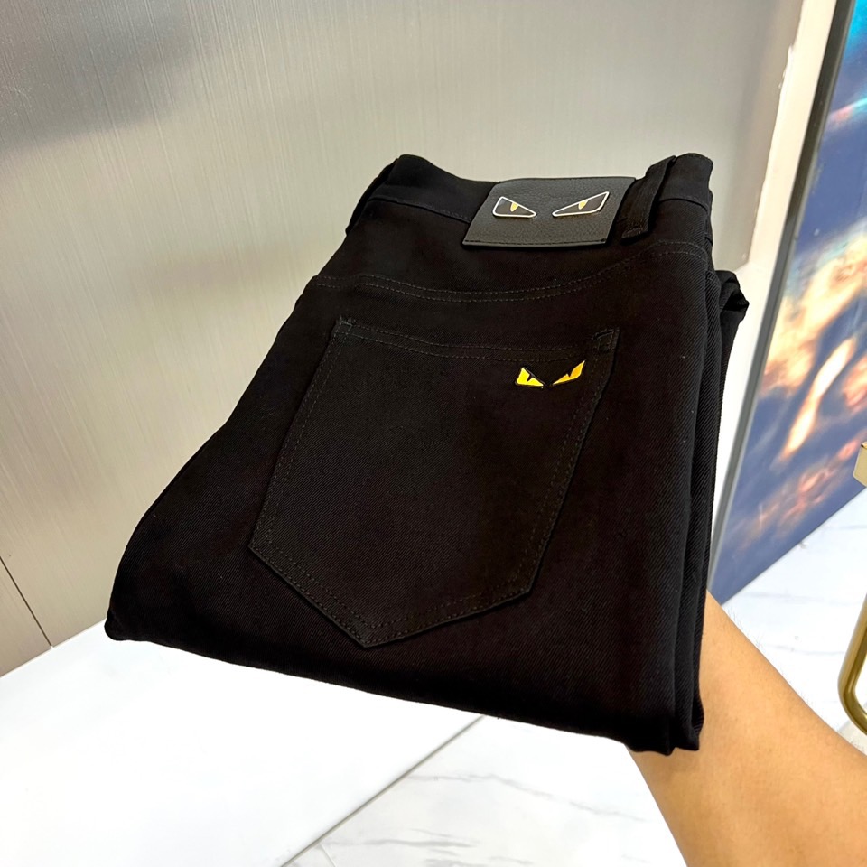Fend芬迪、2025秋冬FD小怪兽眼眸男士牛仔裤装，FENDI 2025秋冬以标志性小怪兽眼眸点亮黑色