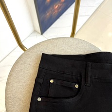 Fend芬迪、2025秋冬FD小怪兽眼眸男士牛仔裤装,FENDI 2025秋冬以标志性小怪兽眼眸点亮黑色 Fend芬迪、2025秋冬FD小怪兽眼眸男士牛仔裤装,FENDI 2025秋冬以标志性小怪兽眼眸点亮黑色