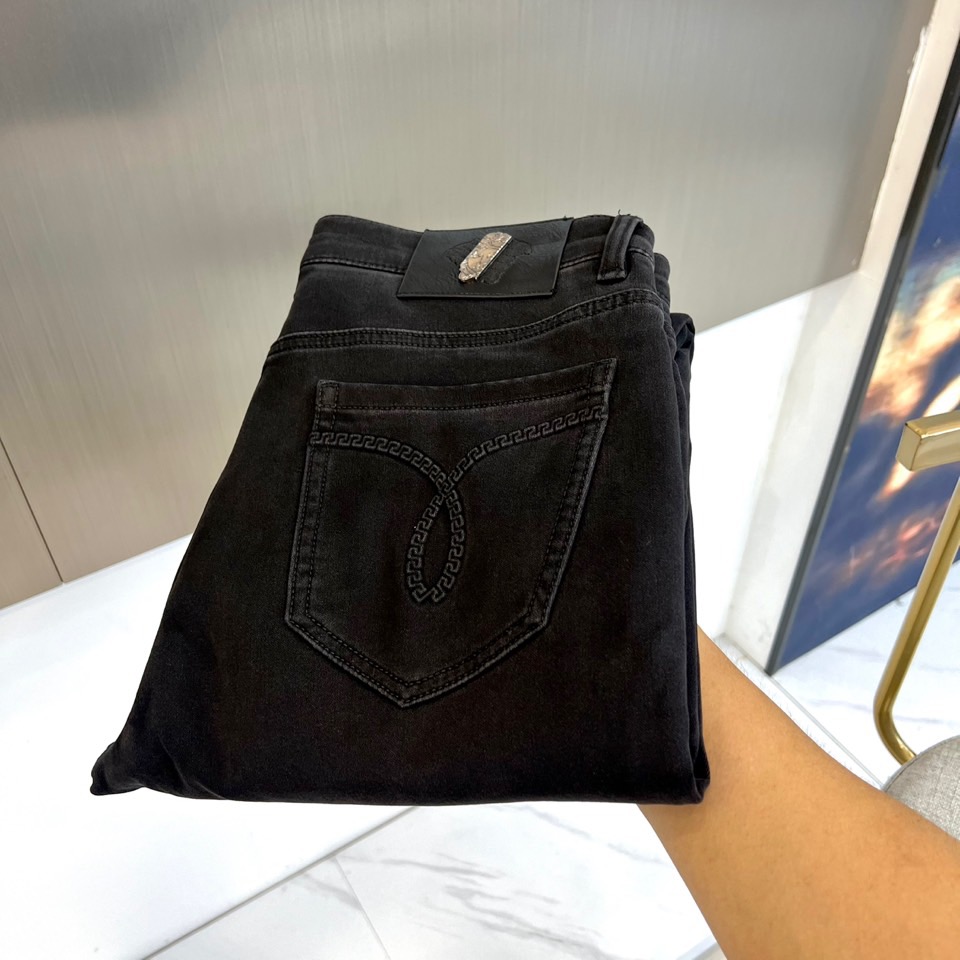Vers范思哲、2025秋冬男士新品牛仔裤。以希腊回纹重塑男士牛仔法则！小直筒版型精准勾勒利落腿型，黑色