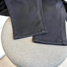 Vers范思哲、2025秋冬男士新品牛仔裤。以希腊回纹重塑男士牛仔法则!小直筒版型精准勾勒利落腿型,黑色 Vers范思哲、2025秋冬男士新品牛仔裤。以希腊回纹重塑男士牛仔法则!小直筒版型精准勾勒利落腿型,黑色