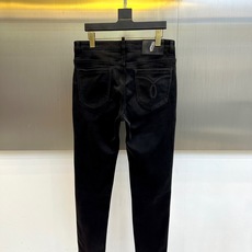 Vers范思哲、2025秋冬男士新品牛仔裤。以希腊回纹重塑男士牛仔法则!小直筒版型精准勾勒利落腿型,黑色 Vers范思哲、2025秋冬男士新品牛仔裤。以希腊回纹重塑男士牛仔法则!小直筒版型精准勾勒利落腿型,黑色