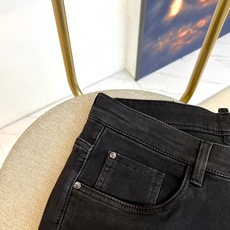 Vers范思哲、2025秋冬男士新品牛仔裤。以希腊回纹重塑男士牛仔法则!小直筒版型精准勾勒利落腿型,黑色 Vers范思哲、2025秋冬男士新品牛仔裤。以希腊回纹重塑男士牛仔法则!小直筒版型精准勾勒利落腿型,黑色