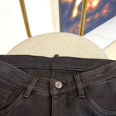 Vers范思哲、2025秋冬男士新品牛仔裤。以希腊回纹重塑男士牛仔法则!小直筒版型精准勾勒利落腿型,黑色 Vers范思哲、2025秋冬男士新品牛仔裤。以希腊回纹重塑男士牛仔法则!小直筒版型精准勾勒利落腿型,黑色